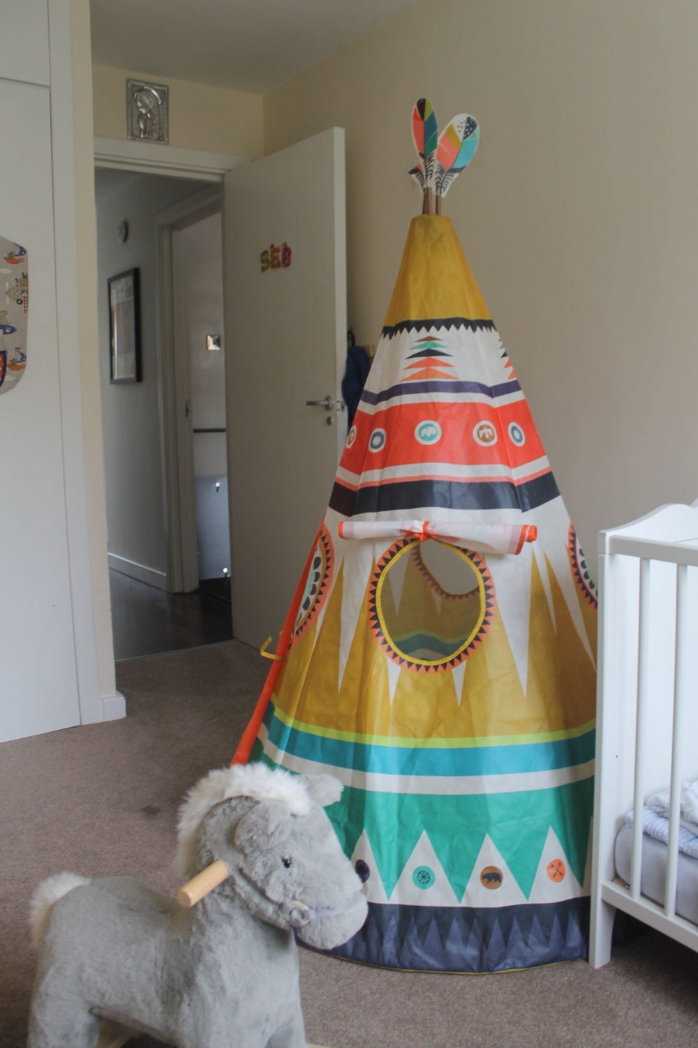 Image of a tipi in the toddlers bedroom 